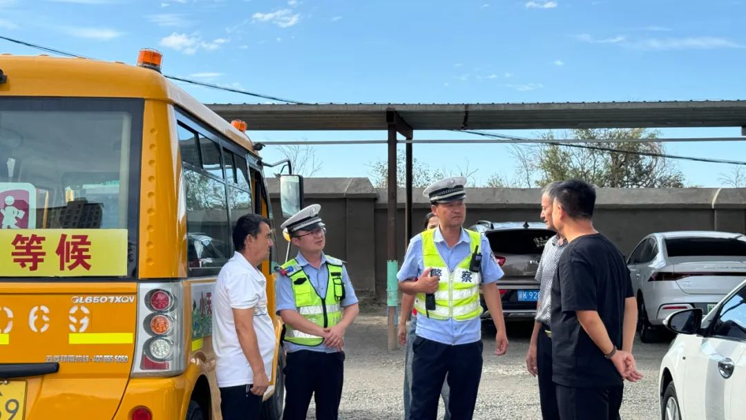 托克遜交警:開學前夕織密校園交通安全防護網 圖片