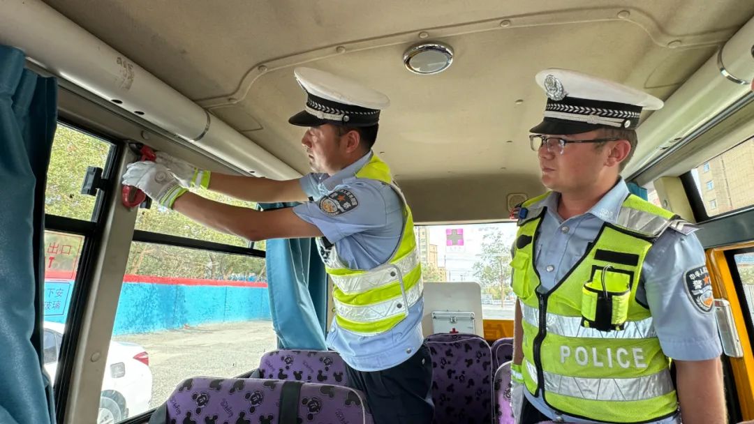 托克遜交警:開學前夕織密校園交通安全防護網 圖片