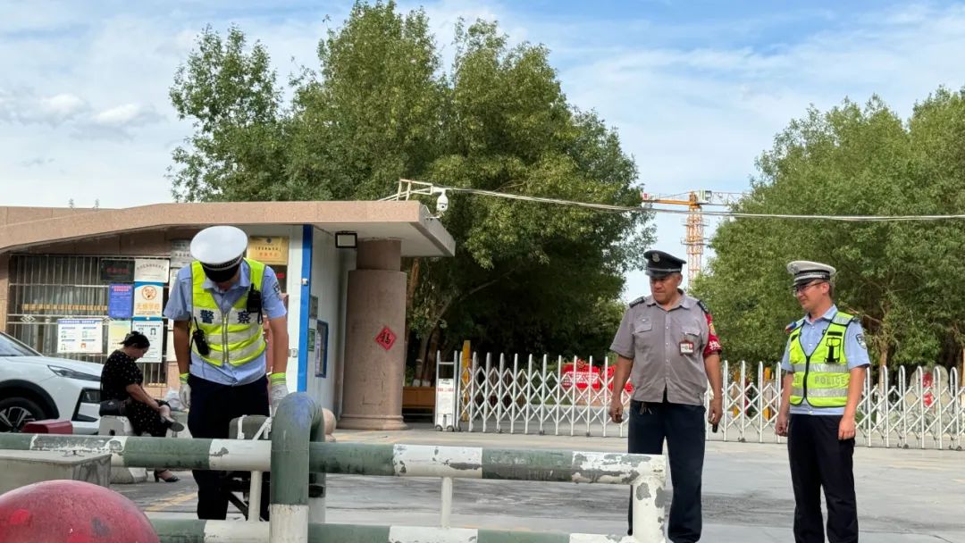 托克遜交警:開學前夕織密校園交通安全防護網 圖片