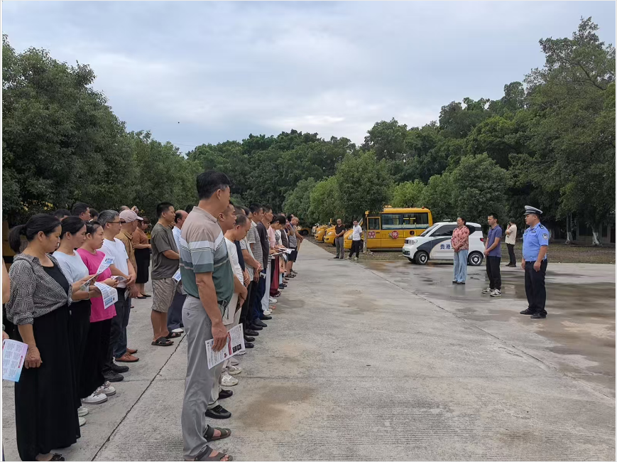 護航上學(xué)路:貴港交警聯(lián)合多部門守護校車安全 image.png