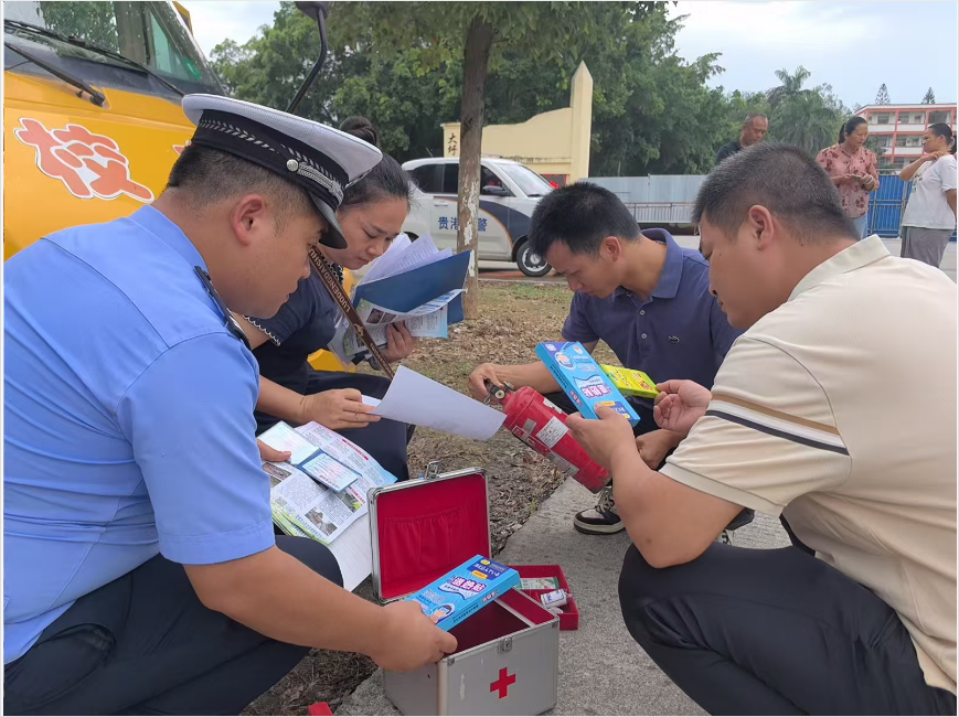 護航上學(xué)路:貴港交警聯(lián)合多部門守護校車安全 image.png