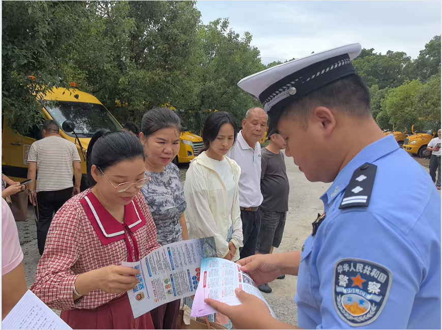 護航上學(xué)路:貴港交警聯(lián)合多部門守護校車安全 image.png