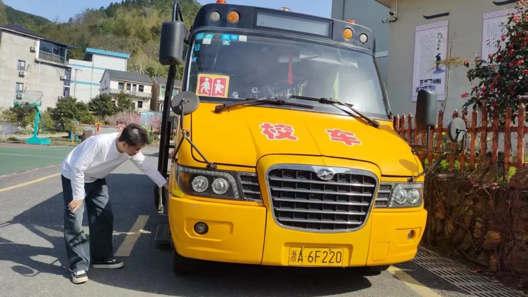 基層動態(tài)丨東南公司:緊盯冬季校車安全,為孩子們溫暖守護(hù)! 微信圖片_20251120164812_121_261.jpg