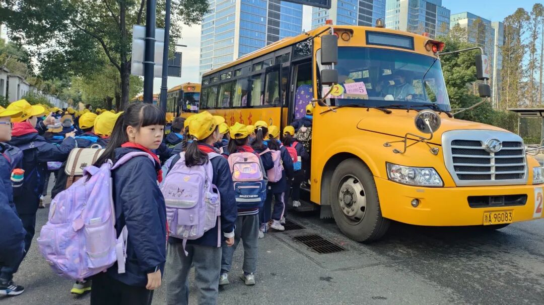 基層動態(tài)丨東南公司:緊盯冬季校車安全,為孩子們溫暖守護(hù)! 微信圖片_20251120161354_119_261.jpg