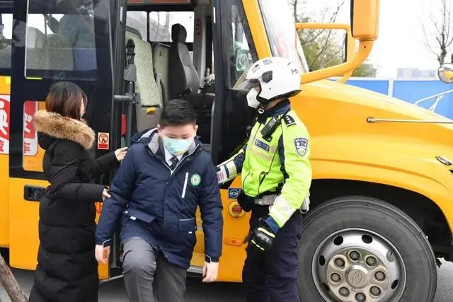 滿載學生的校車車廂內突然冒出濃煙,怎么辦? 滿載學生的校車車廂內突然冒出濃煙,怎么辦?
