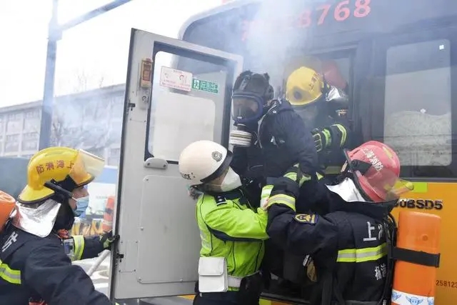 滿載學生的校車車廂內突然冒出濃煙,怎么辦? 滿載學生的校車車廂內突然冒出濃煙,怎么辦?