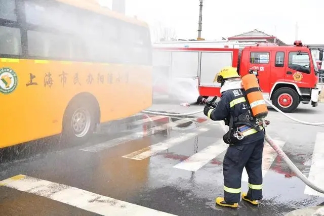 滿載學生的校車車廂內突然冒出濃煙,怎么辦? 滿載學生的校車車廂內突然冒出濃煙,怎么辦?