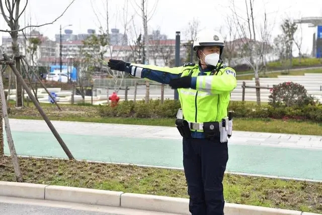 滿載學生的校車車廂內突然冒出濃煙,怎么辦? 滿載學生的校車車廂內突然冒出濃煙,怎么辦?