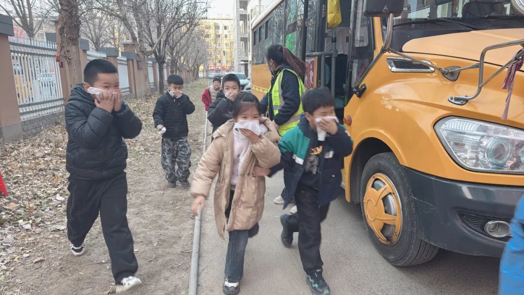 【南京一校長白島第二小學】以演筑防 護航成長——校車安全應急演練 圖片