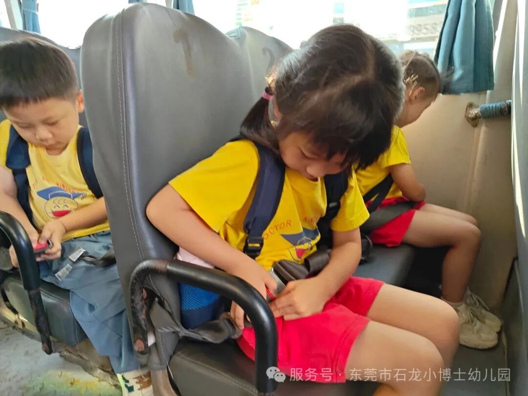 【校車演練】安全乘車,伴我同行——小博士幼兒園校車逃生安全演練活動 【校車演練】安全乘車,伴我同行——小博士幼兒園校車逃生安全演練活動