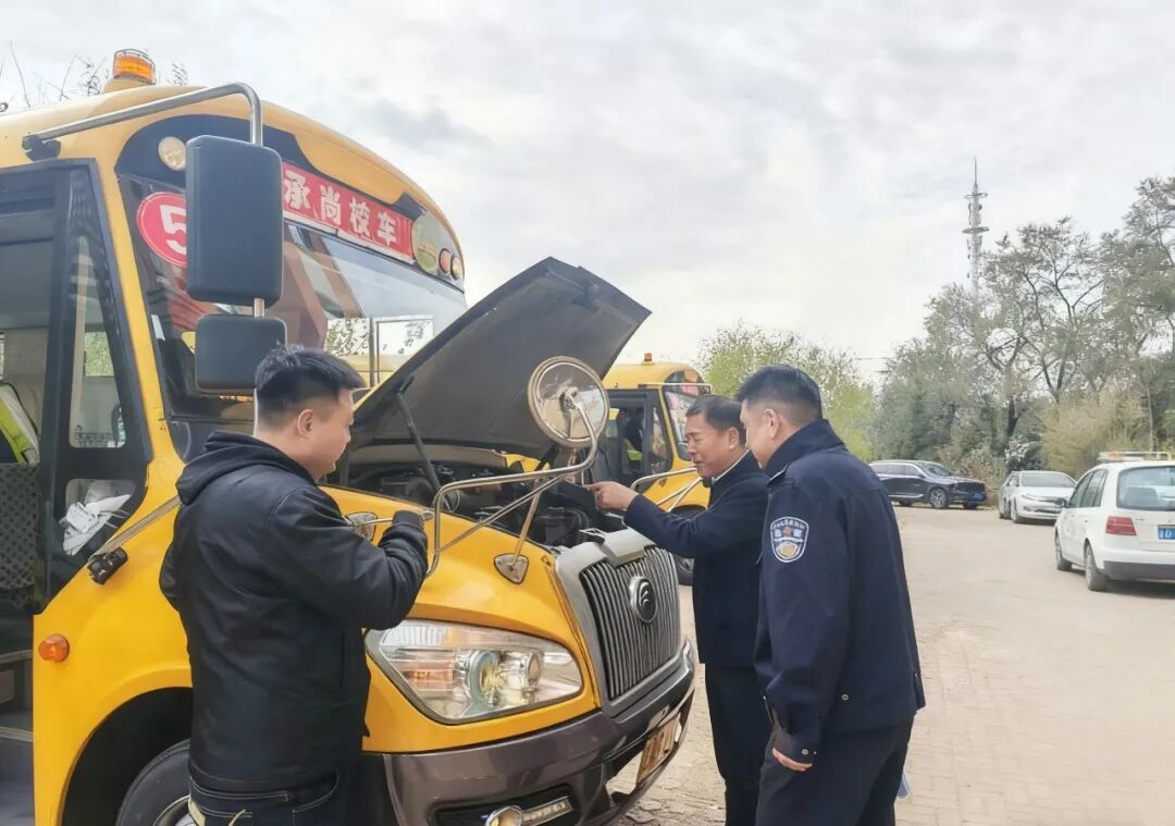 【工作動(dòng)態(tài)】郊區(qū)交警大隊(duì)聯(lián)合多部門開(kāi)展校車安全專項(xiàng)檢查 【工作動(dòng)態(tài)】郊區(qū)交警大隊(duì)聯(lián)合多部門開(kāi)展校車安全專項(xiàng)檢查