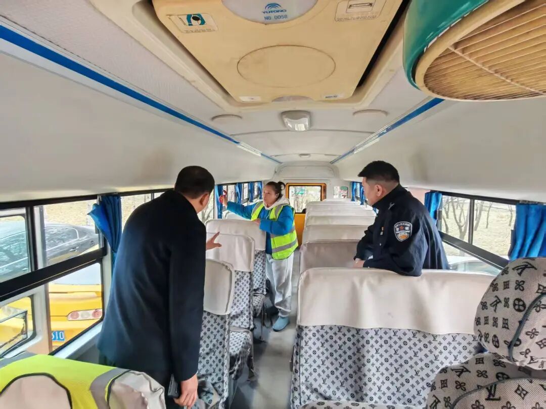 【工作動(dòng)態(tài)】郊區(qū)交警大隊(duì)聯(lián)合多部門開(kāi)展校車安全專項(xiàng)檢查 【工作動(dòng)態(tài)】郊區(qū)交警大隊(duì)聯(lián)合多部門開(kāi)展校車安全專項(xiàng)檢查