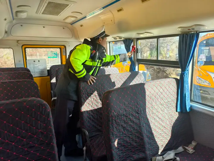 筑牢校車安全防線 擰緊冬季校車出行“安全閥”圖們公安交警開展冬季校車安全檢查 筑牢校車安全防線 擰緊冬季校車出行“安全閥”圖們公安交警開展冬季校車安全檢查
