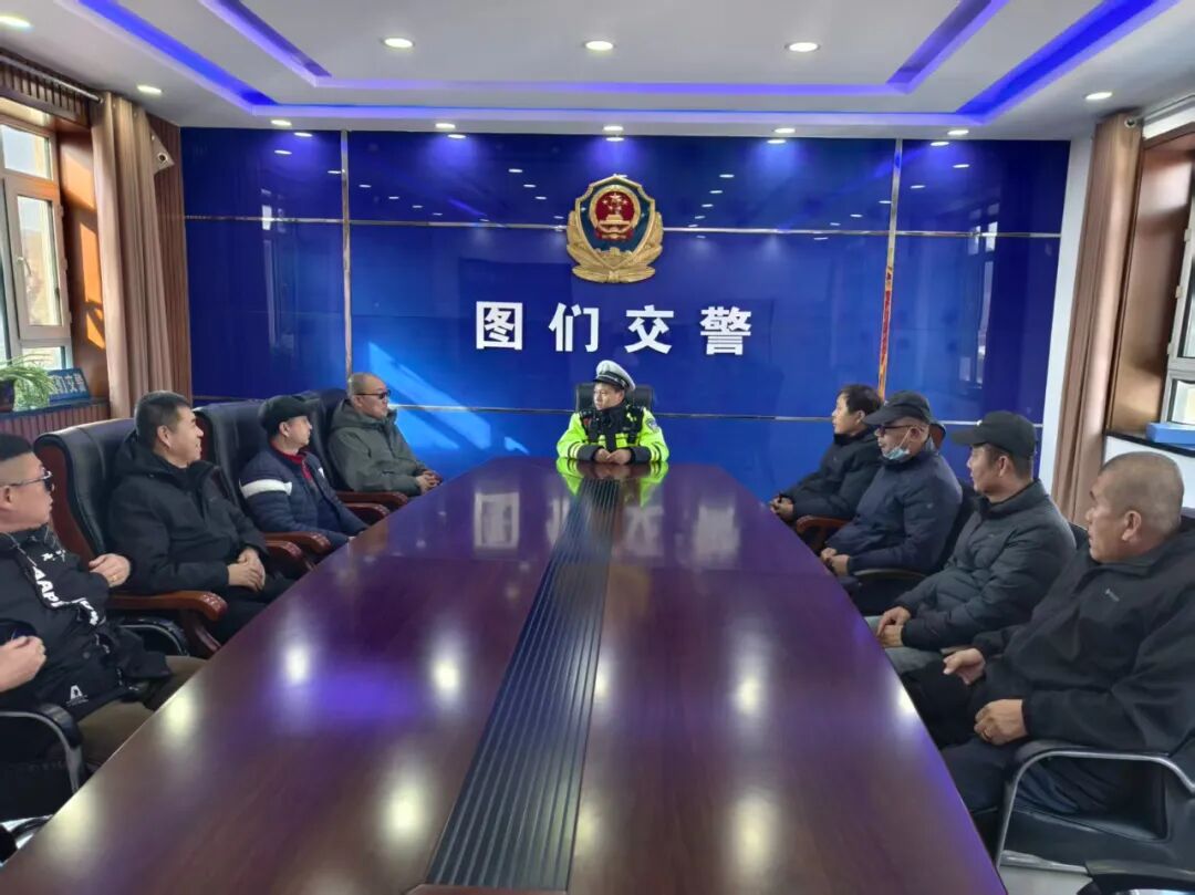 筑牢校車安全防線 擰緊冬季校車出行“安全閥”圖們公安交警開展冬季校車安全檢查 筑牢校車安全防線 擰緊冬季校車出行“安全閥”圖們公安交警開展冬季校車安全檢查