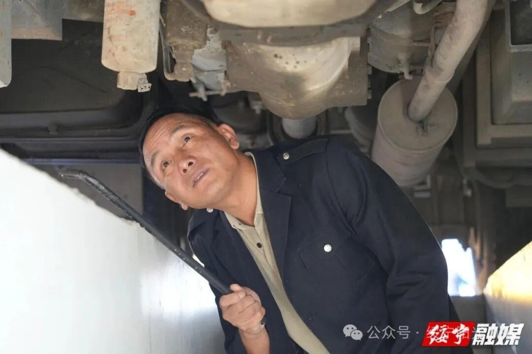 校車檢查常態化 筑牢出行“生命線” 校車檢查常態化 筑牢出行“生命線”