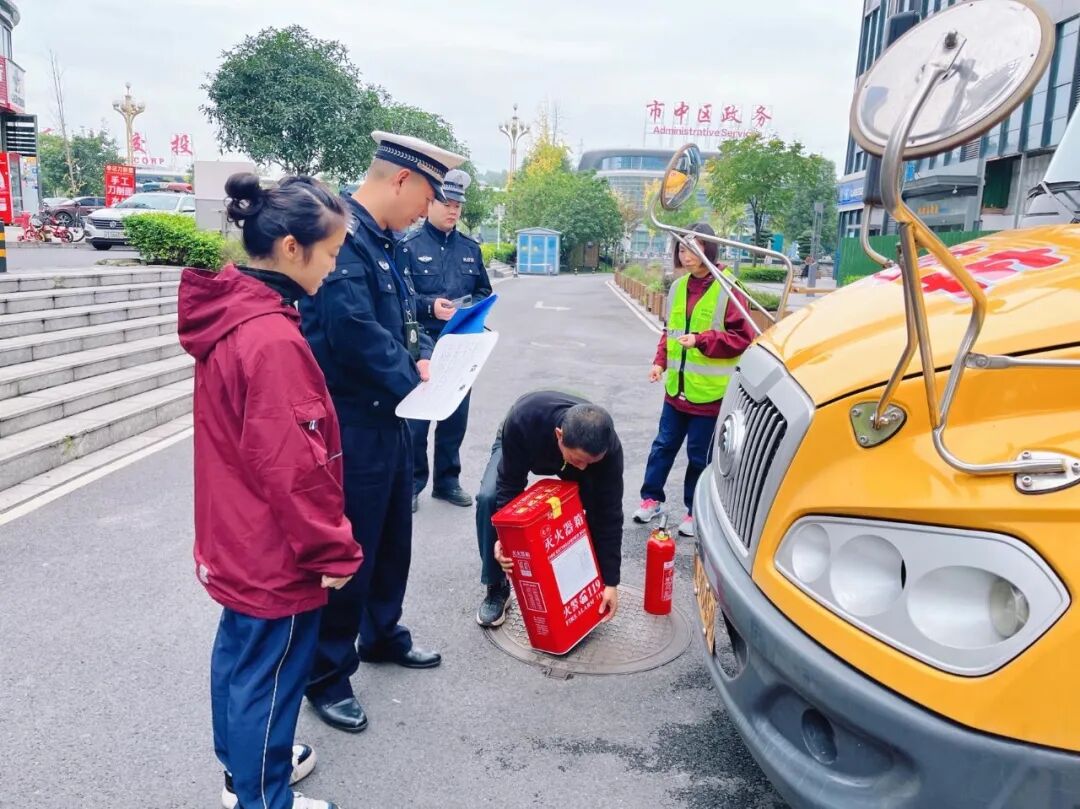 校車安全“大檢查”·擰緊出行“安全閥”——愛尚寶幼兒園開展校車安全隱患大排查 校車安全“大檢查”·擰緊出行“安全閥”——愛尚寶幼兒園開展校車安全隱患大排查