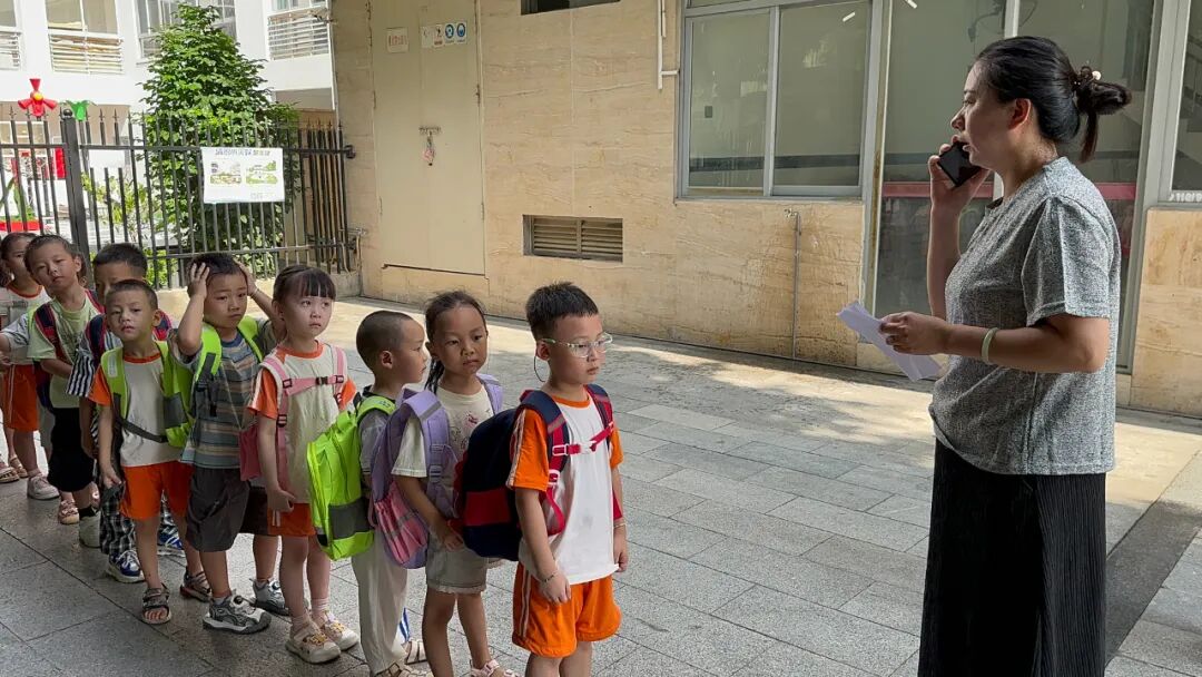 【平安校園】為愛護航,平安校車伴我行 ——石獅市恩啟頓幼兒園校車應急疏散演練 【平安校園】為愛護航,平安校車伴我行 ——石獅市恩啟頓幼兒園校車應急疏散演練