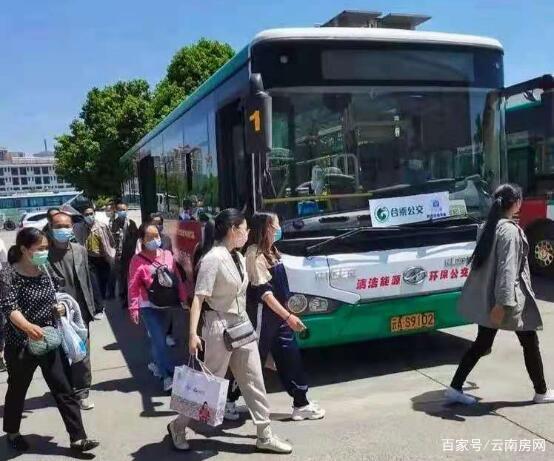 昆明合乘公交運行一個多月,不少線路變身“校車專線” 昆明合乘公交運行一個多月,不少線路變身“校車專線”