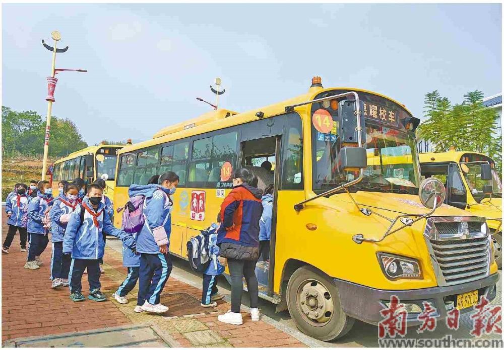 為鄉村孩子上學開通校巴/ 為鄉村孩子上學開通校巴